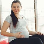 Ejercicios de Pilates para mujeres embarazadas con fines terapéuticos.