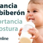 Posición correcta para alimentar al bebé con biberón durante la lactancia.